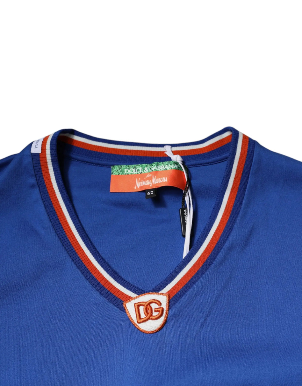 Dolce & gabbana t-shirt bleu royal col v avec col côtelé rayé rouge blanc et patch logo dg en forme de bouclier