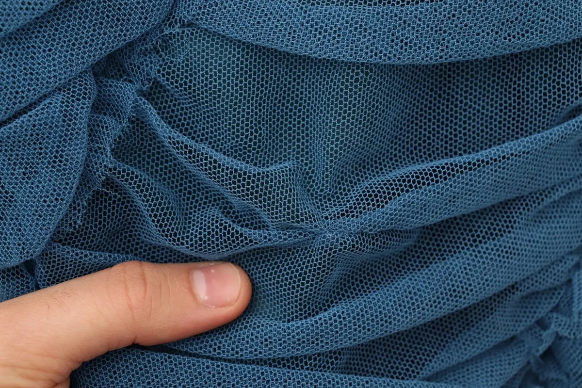 Delicate robe Dolce & Gabbana bleu en tulle ruché avec tissu en maille fine à motif hexagonal