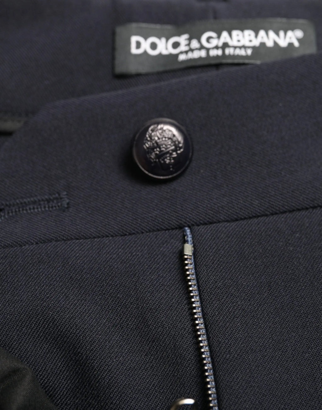 Bouton noir dolce gabbana avec medaillon argente detaille sur pantalon bleu mi taille tapered cropped