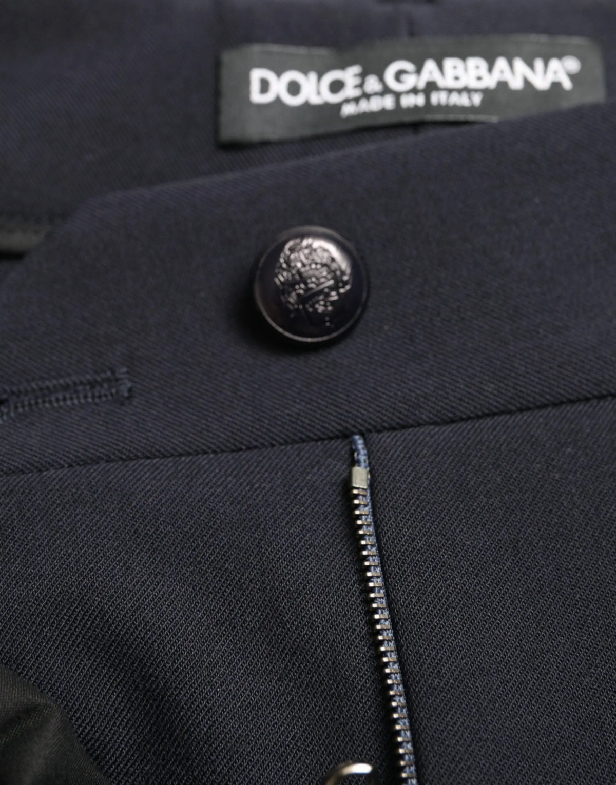 Bouton noir dolce gabbana avec medaillon argente detaille sur pantalon bleu mi taille tapered cropped