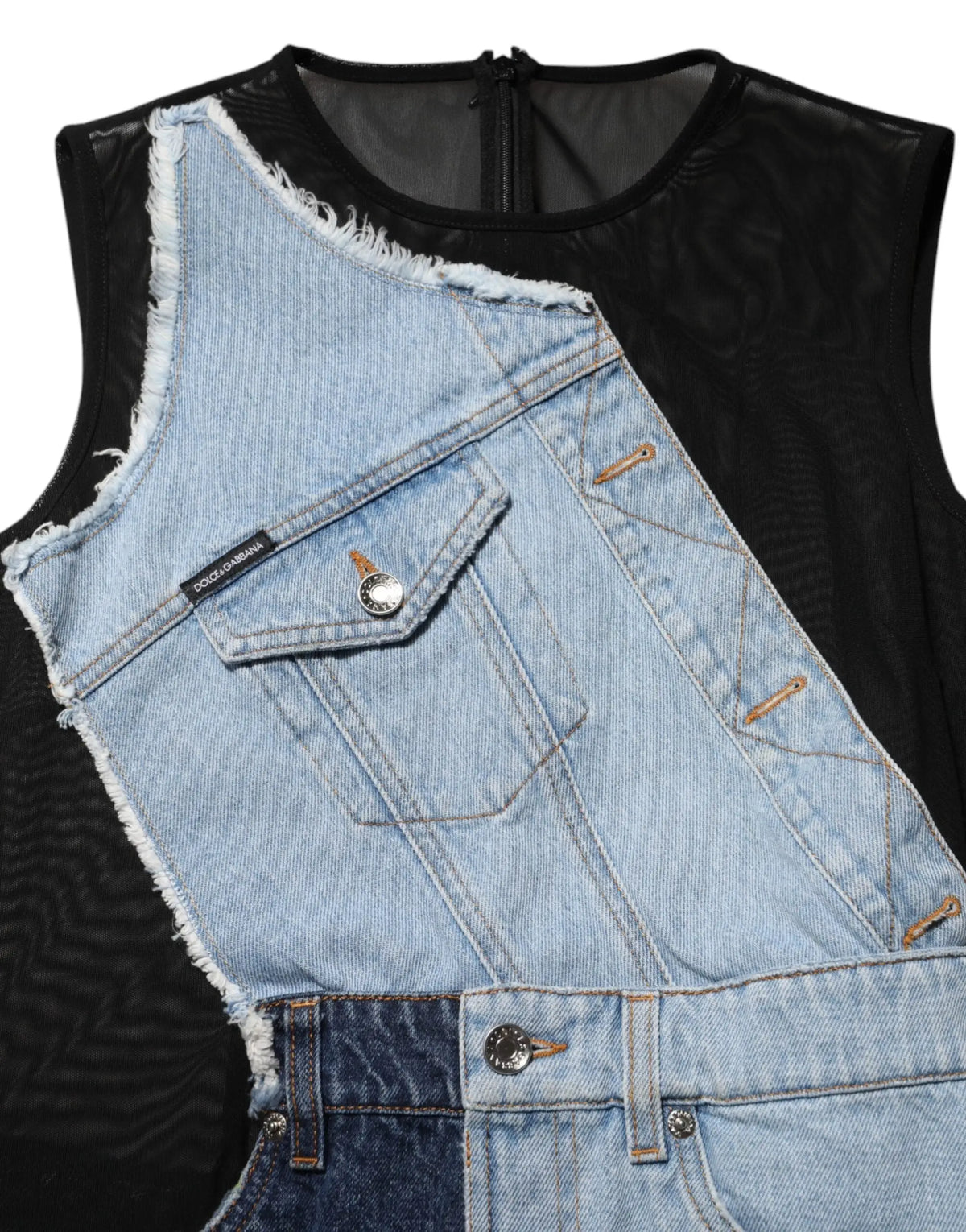 Gilet en denim bleu clair avec bords effilochés, doublure en mesh noir et panneau en denim bleu foncé à la taille