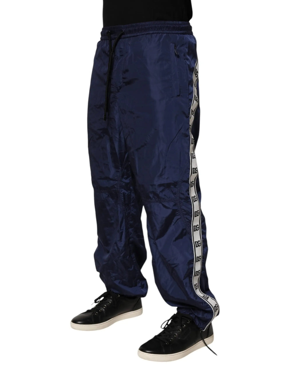 Dolce gabbana pantalon de jogging droit bleu marine en nylon avec bande blanche latérale et logos dg répétés