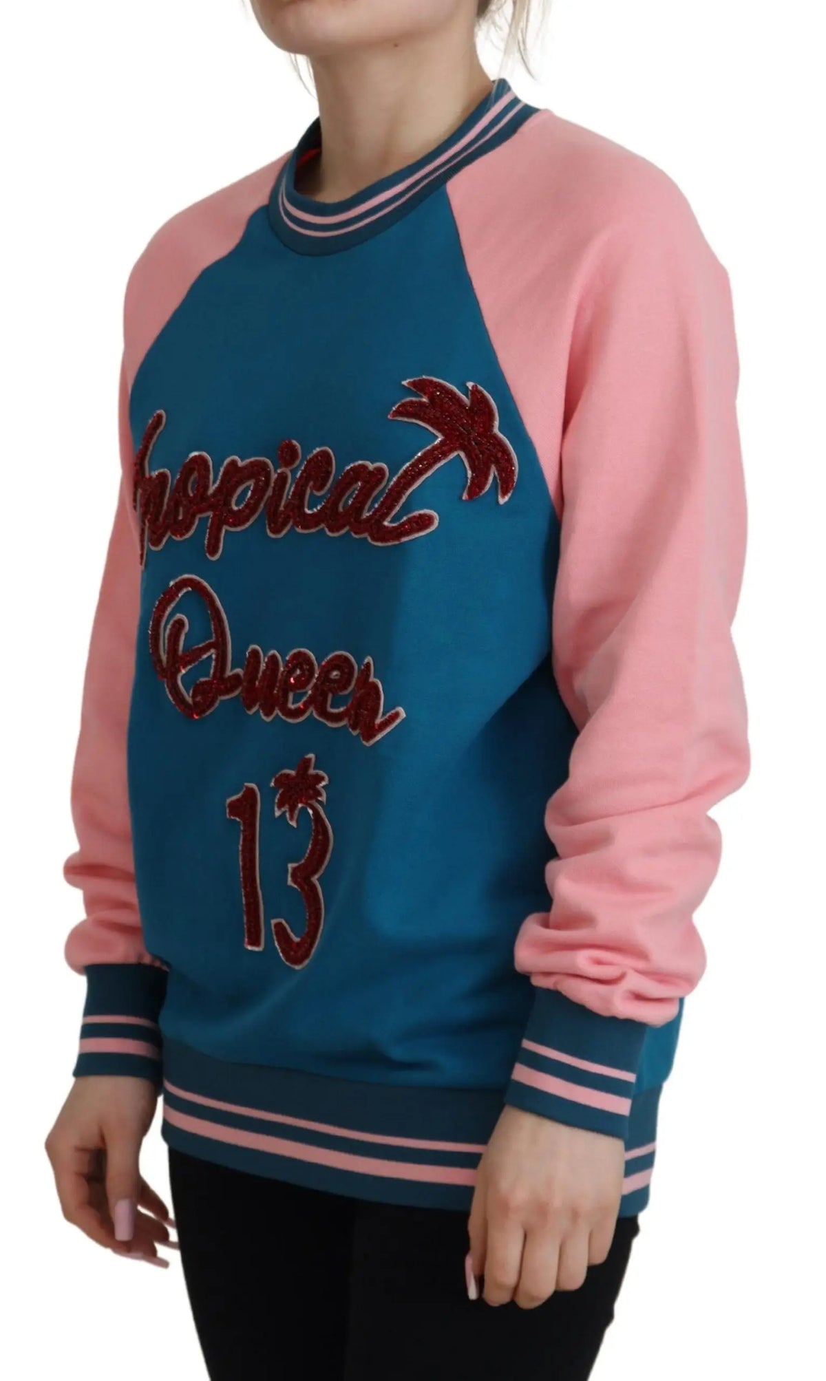 Dolce & Gabbana sweat bleu et rose avec motif tropical queen 13 brodé en fil rouge sur le devant