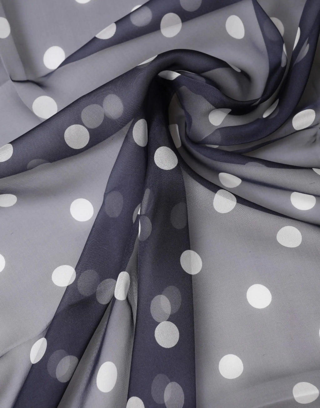 Un foulard en soie bleu dolce & gabbana avec un tissu gris transparent à pois blancs 205cm x 132cm