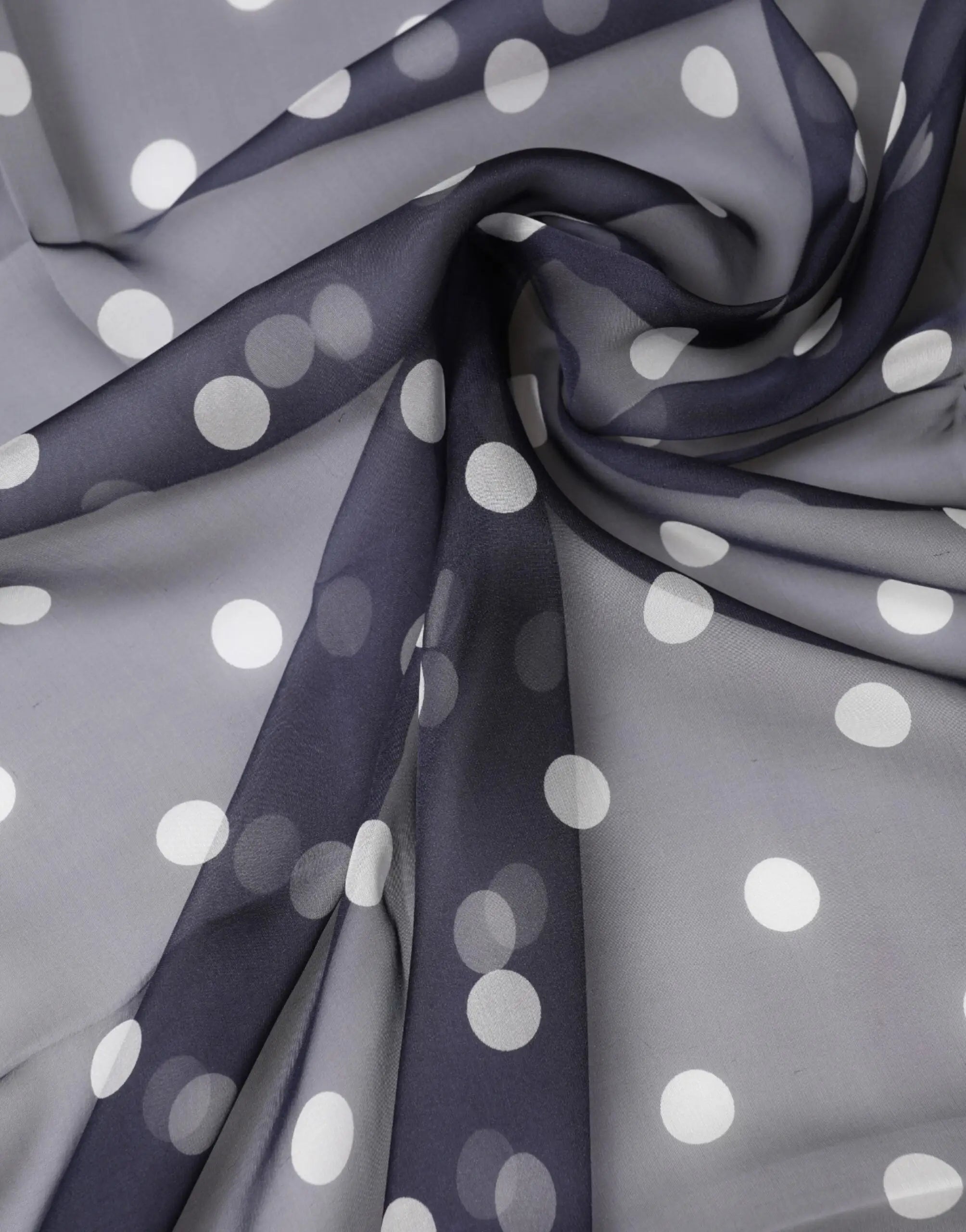 Un foulard en soie bleu dolce & gabbana avec un tissu gris transparent à pois blancs 205cm x 132cm