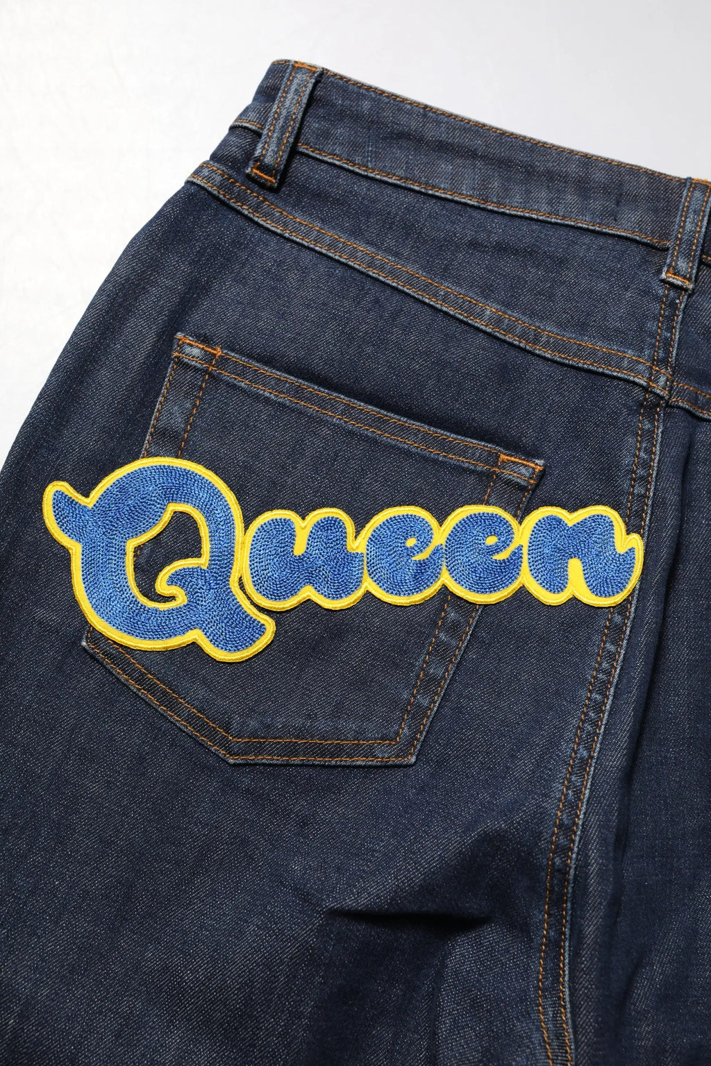Patch queen brodée bleue et jaune sur jean denim foncé dolce & gabbana audrey taille mi-haute