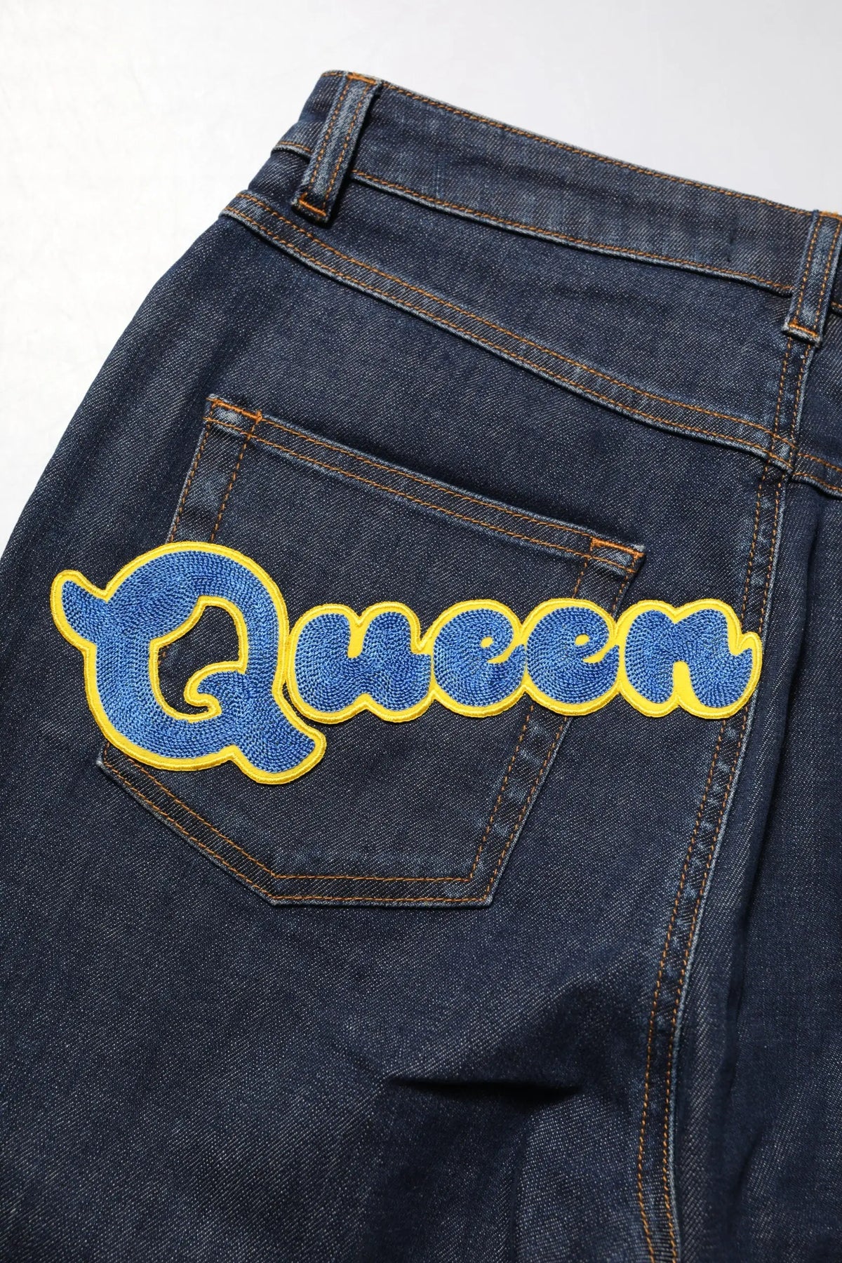 Patch queen brodée bleue et jaune sur jean denim foncé dolce & gabbana audrey taille mi-haute