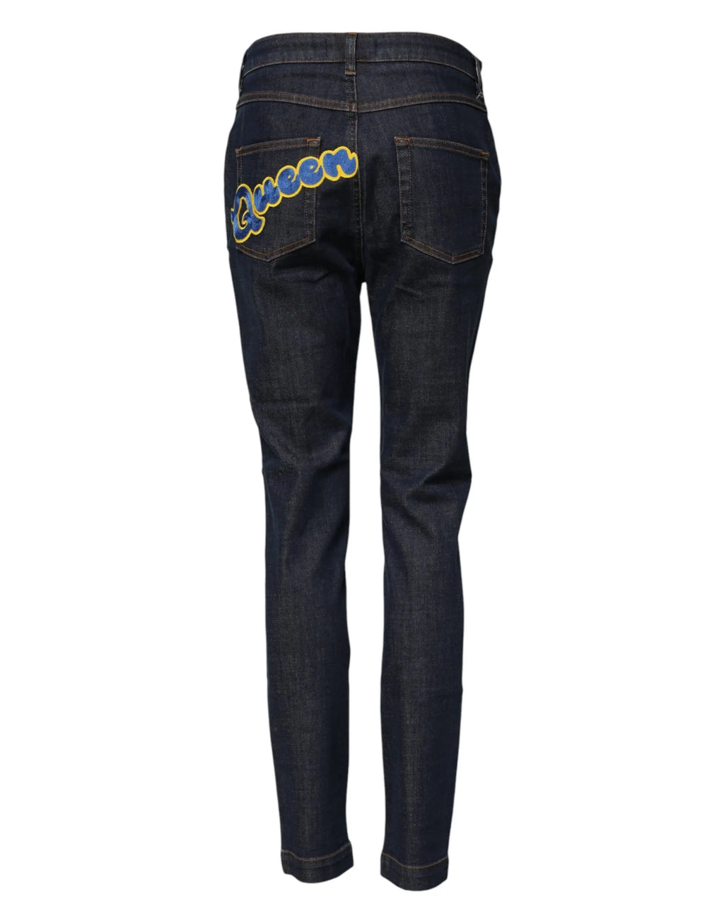 Jeans en denim bleu foncé dolce & gabbana avec patch queen bleu et jaune visible sur la poche arrière