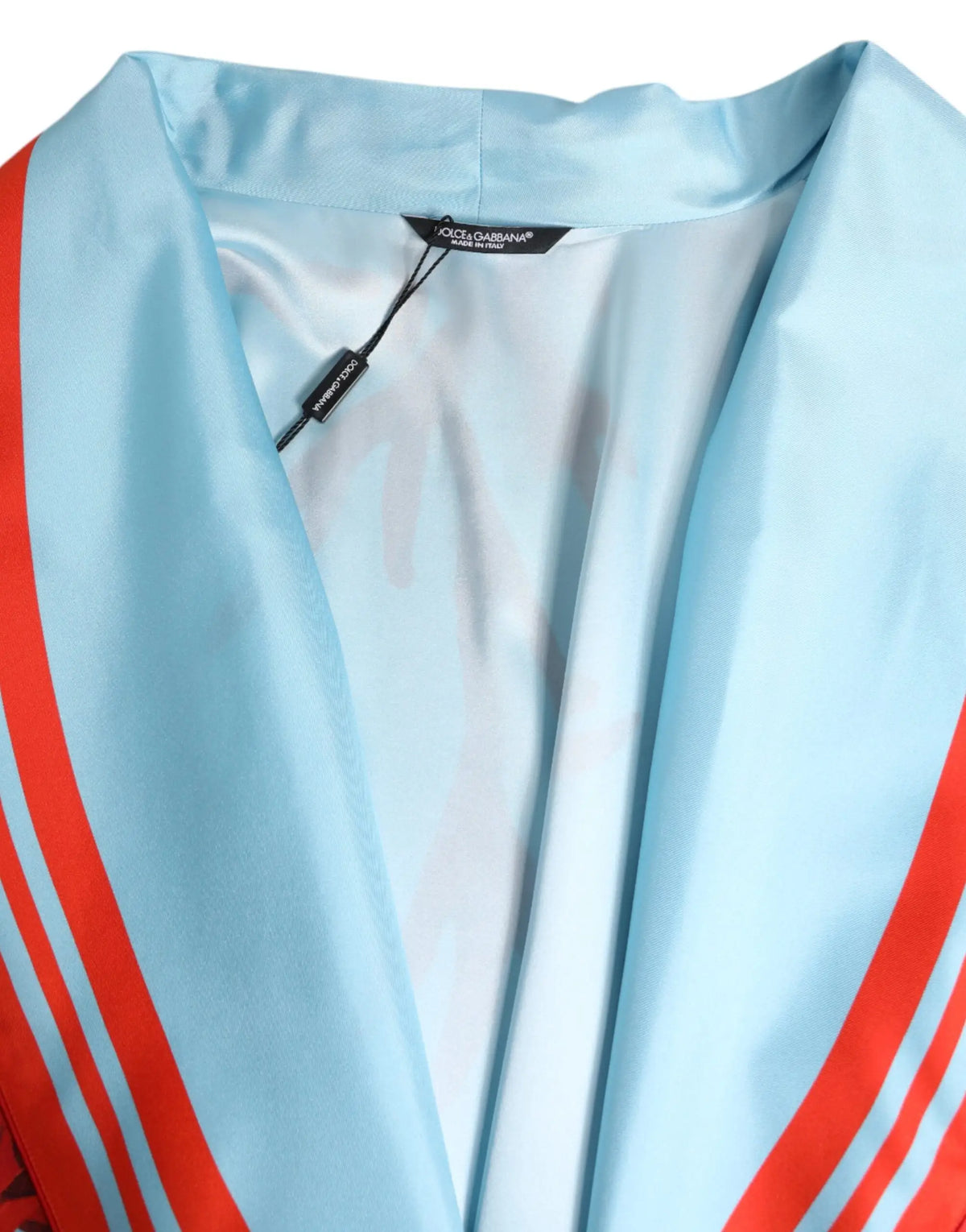 Robe manteau enveloppante dolce & gabbana en satin bleu clair à rayures rouges verticales avec col élégant