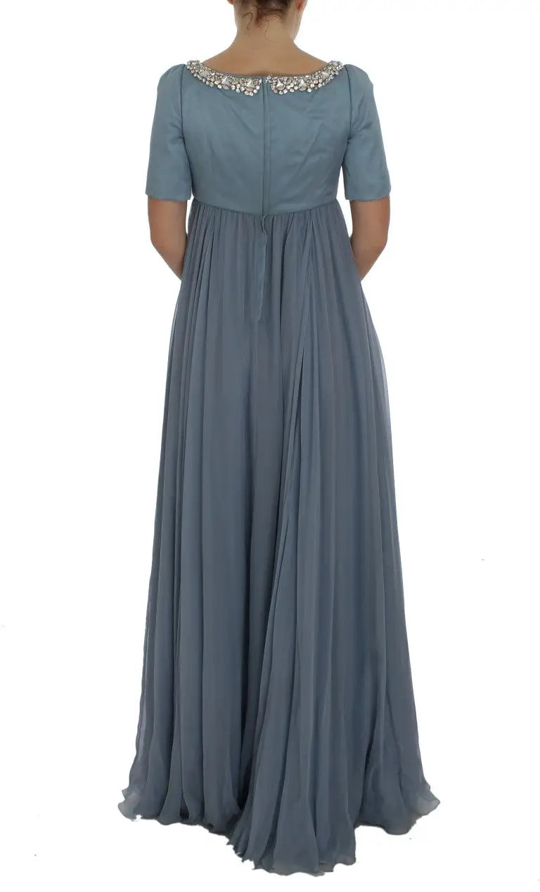 Une robe longue en chiffon bleu poussiéreux dolce & gabbana avec un décolleté orné de cristaux et manches courtes