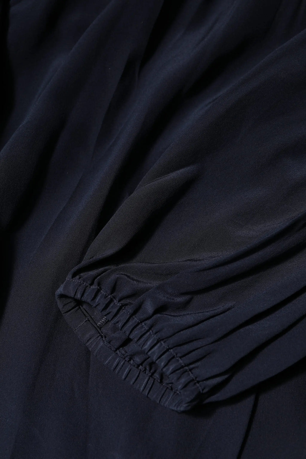 Blouse dolce & gabbana bleu en soie avec manches longues col montant tissu bleu marine doux et poignet élastiqué froncé