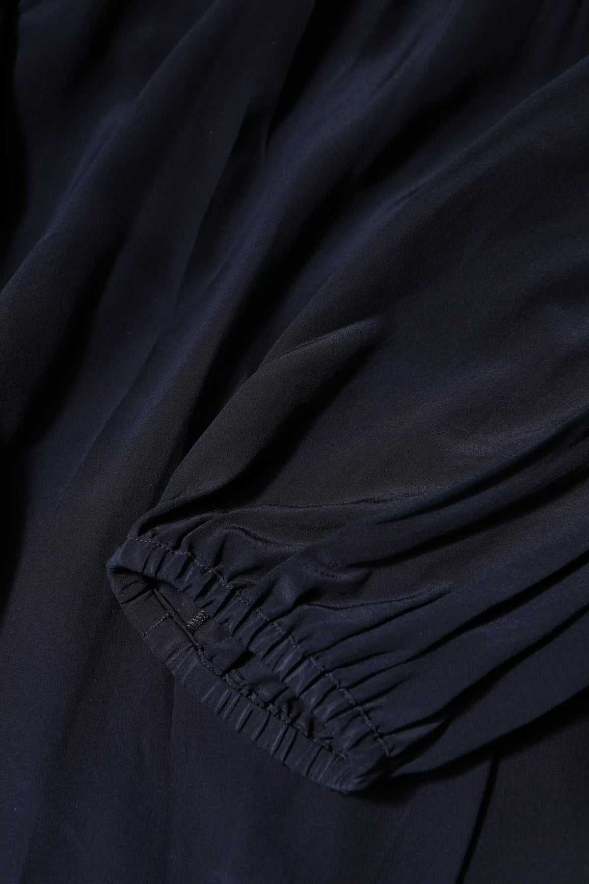 Blouse dolce & gabbana bleu en soie avec manches longues col montant tissu bleu marine doux et poignet élastiqué froncé