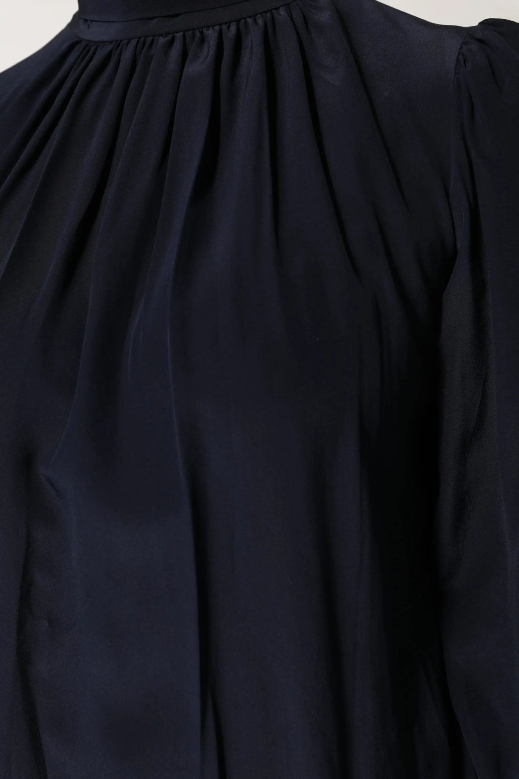 Blouse dolce & gabbana en soie bleue avec col montant et manches longues en tissu plissé soyeux