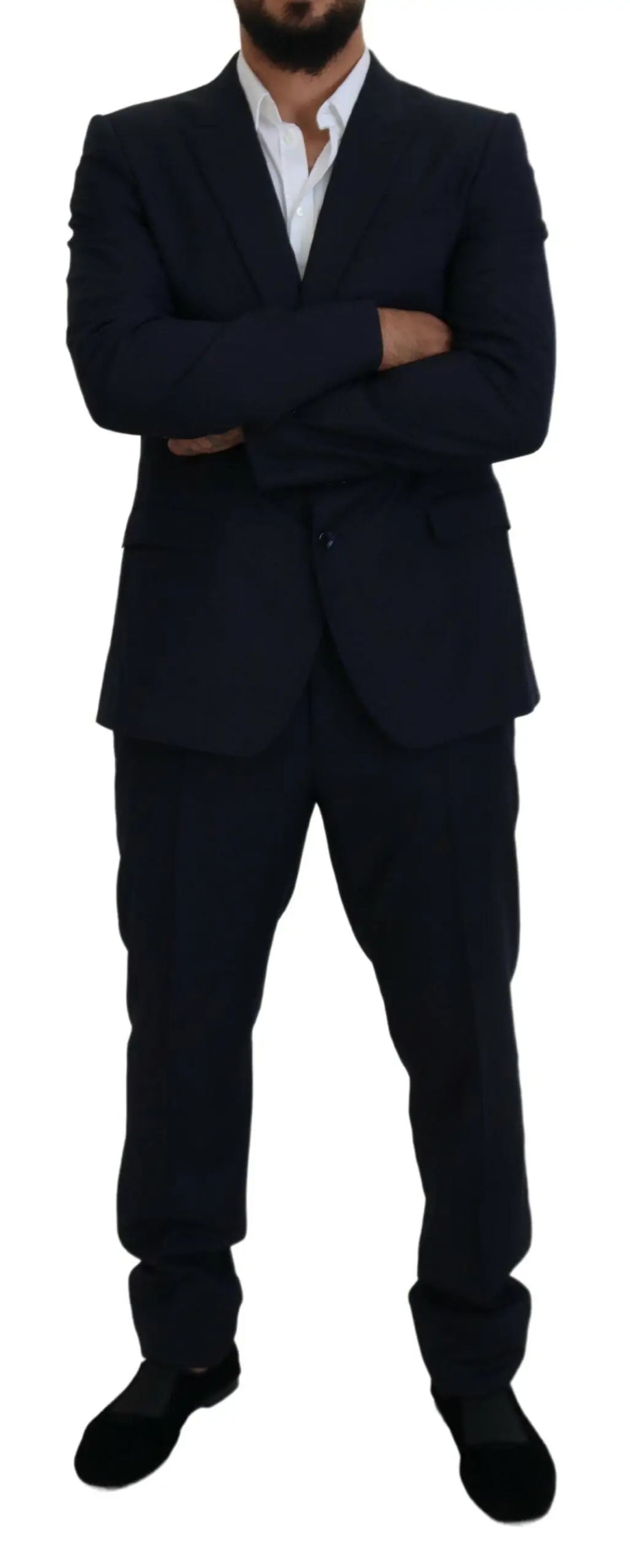 Un homme portant un costume deux pièces dolce & gabbana martini bleu marine simple boutonnage avec chemise blanche