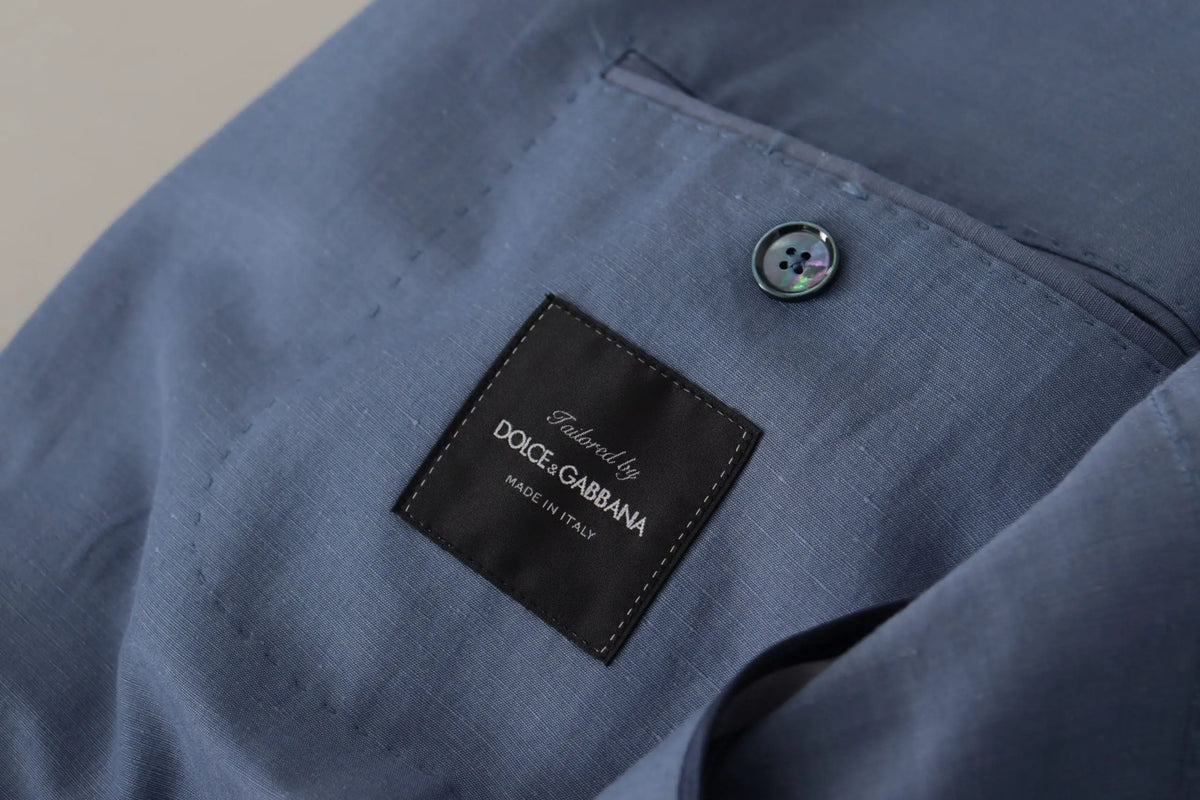 Chemise en lin bleu dolce gabbana avec étiquette noire et bouton irisé sous un blazer bleu simple boutonnage