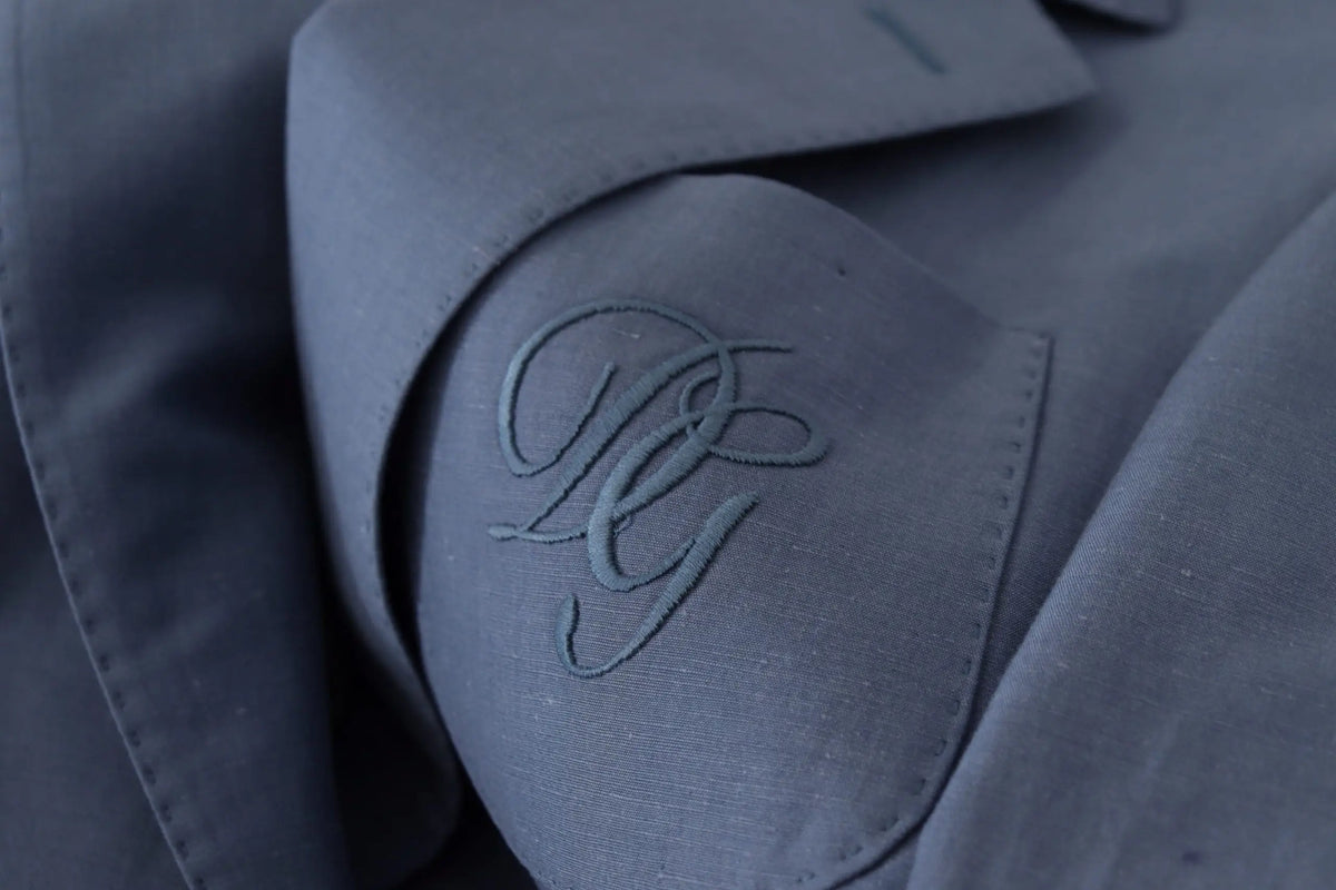 Monogramme brodé gris sur manchette en tissu gris foncé du blazer dolce & gabbana logo bleu à simple boutonnage