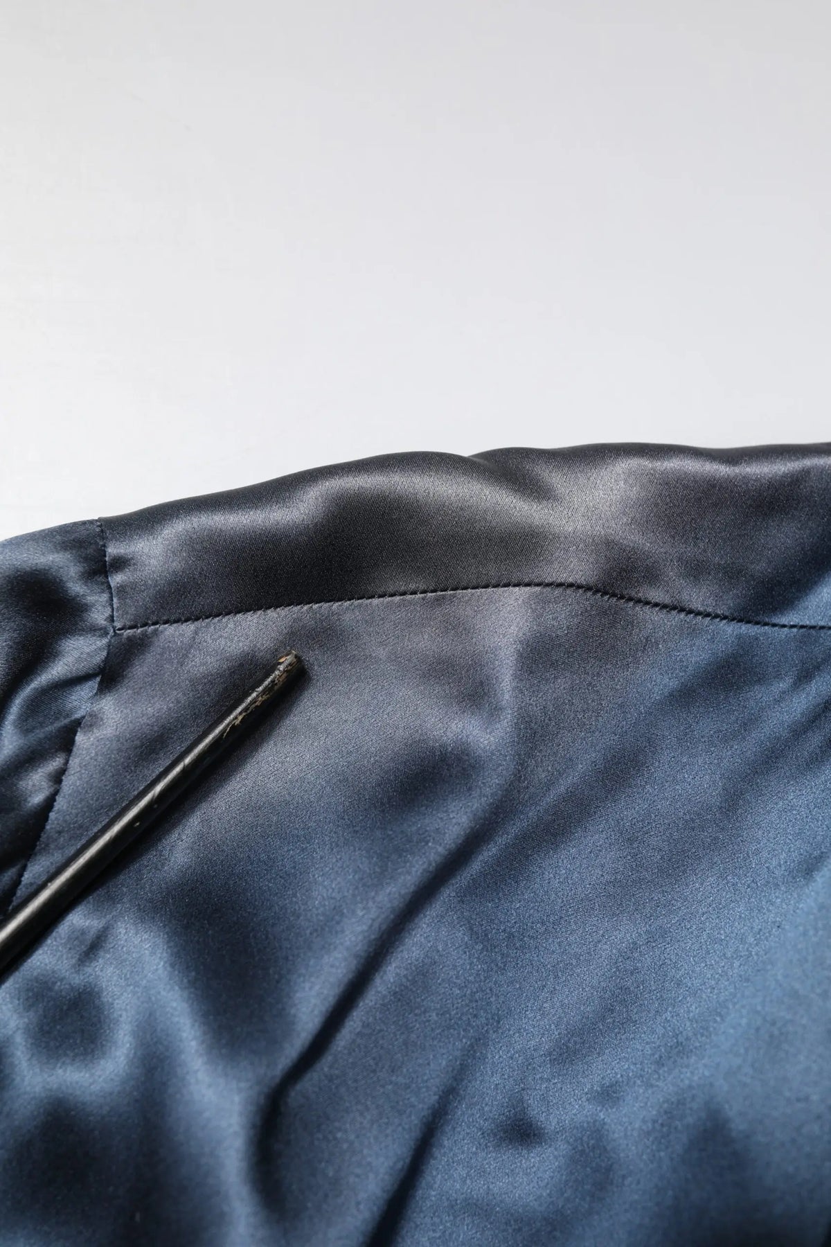Un manteau robe pour homme dolce & gabbana en satin de soie bleu marine avec finition lisse et éclat subtil