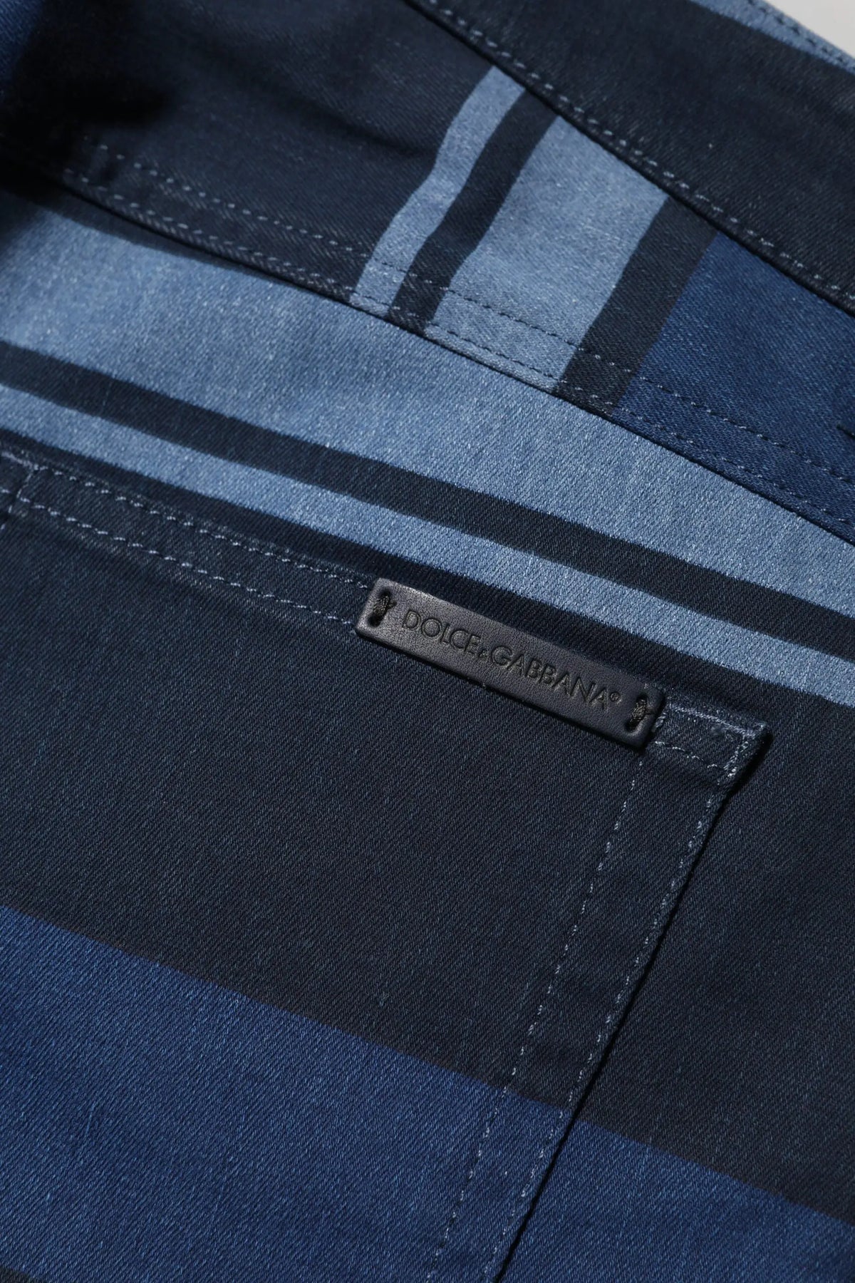 Jean en denim bleu dolce gabbana avec rayures horizontales plus claires et étiquette noire en coton stretch