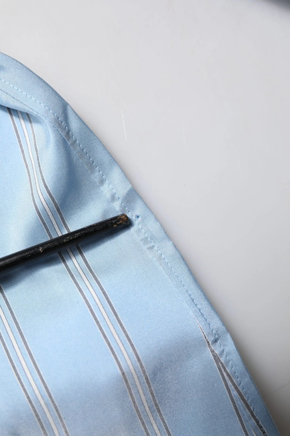 Chemise habillée dolce & gabbana martini bleu clair rayée avec fines rayures argentées et coutures soignées