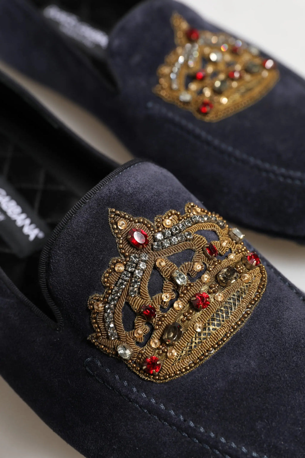 Dolce & gabbana chaussures habillées bleu marine en daim avec couronne dorée ornée de strass rouges et clairs