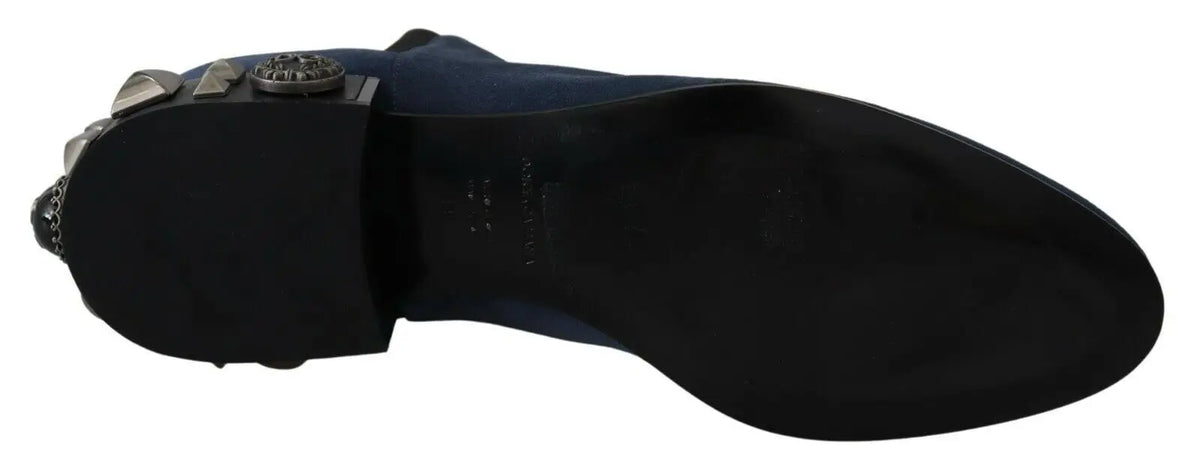 Dolce & gabbana bottines en daim bleu marine ornées de clous métal argenté avec emblem circulaire décoratif au talon vue arrière