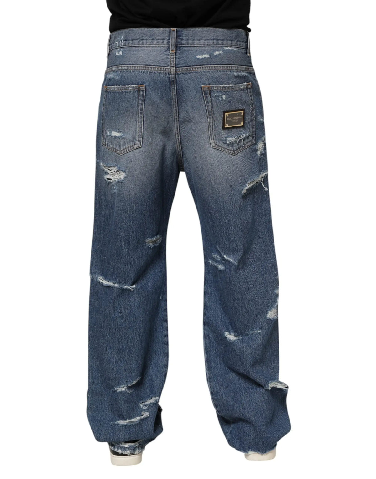 Jeans en denim bleu délavé distressed coupe large avec plaque logo en métal doré dolce gabbana vue arrière