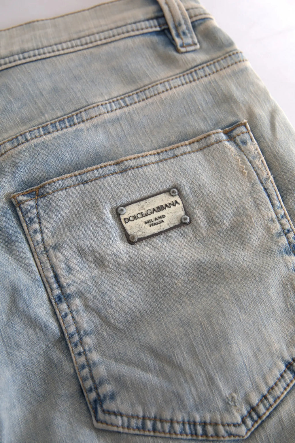 Jean skinny mi-taille bleu délavé en coton avec poche arrière classique et patch métallique dolce & gabbana visible
