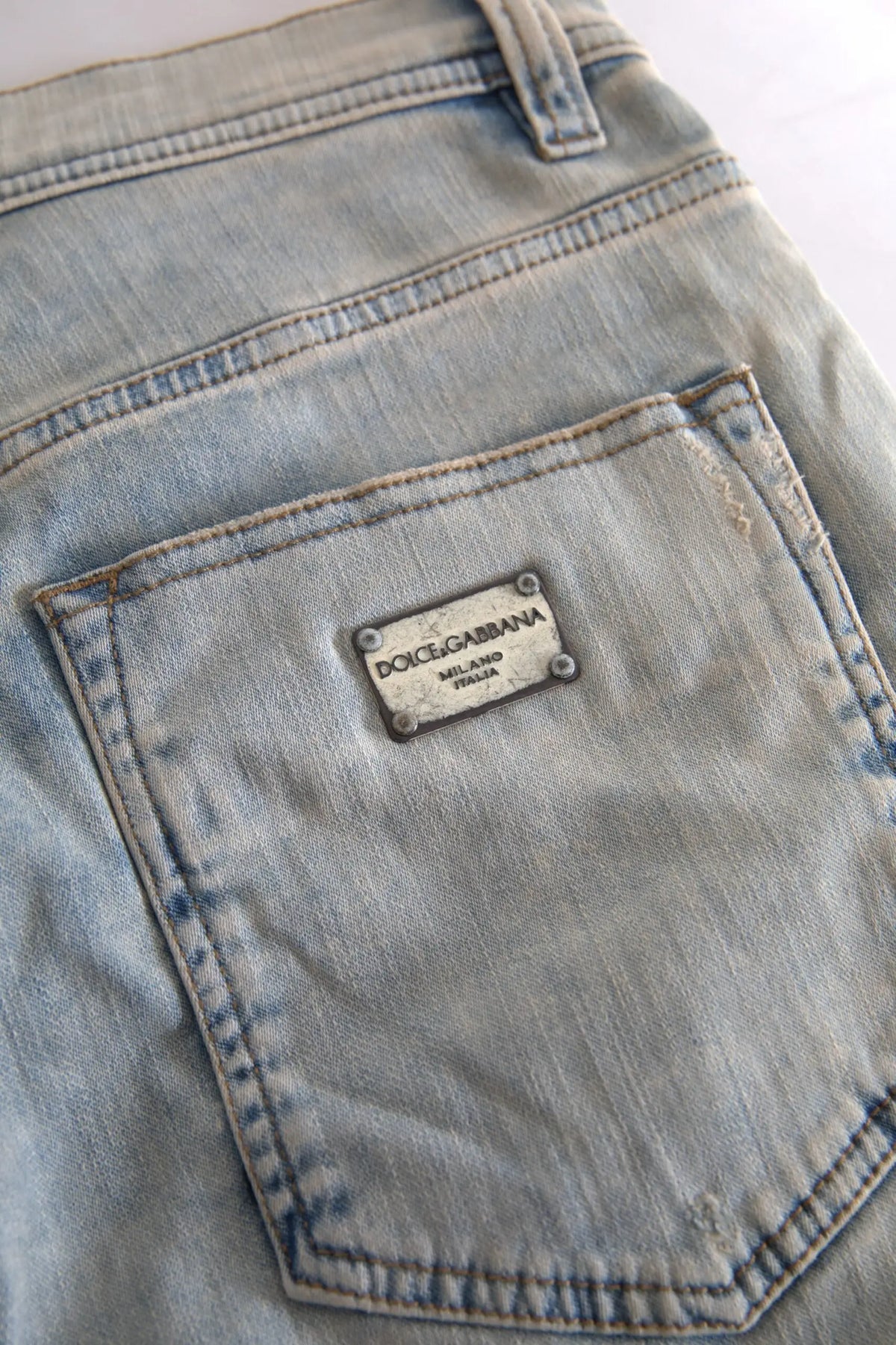Jean skinny mi-taille bleu délavé en coton avec poche arrière classique et patch métallique dolce & gabbana visible
