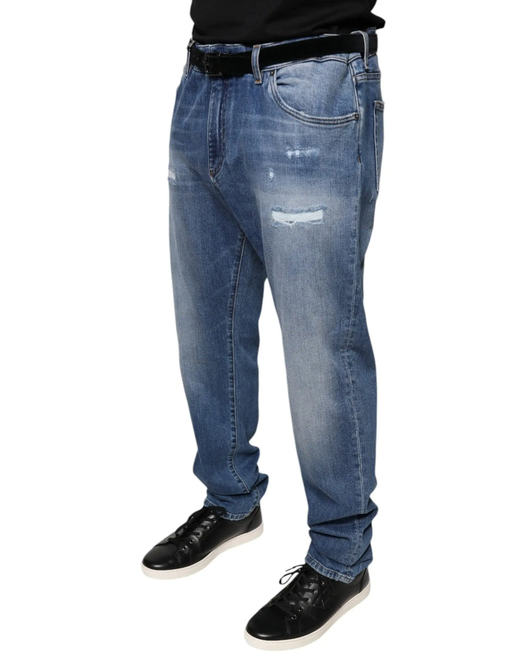 Jean en denim bleu lavé dolce & gabbana pour homme avec patchs usés et chaussures noires