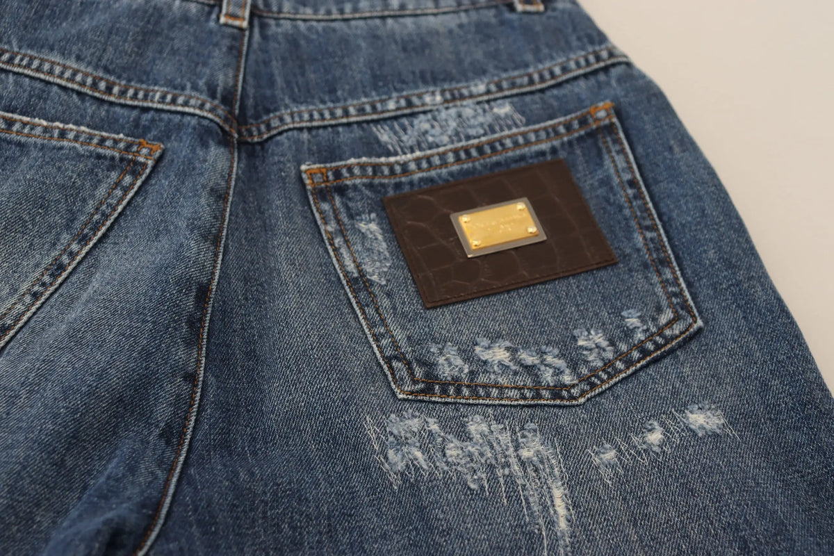 Jean en denim bleu dolce & gabbana avec un aspect usé, patch en cuir marron et plaque métallique dorée vue arrière