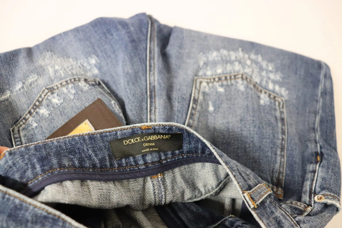 Vue arrière d un pantalon dolce & gabbana bleu en denim délavé à taille haute avec broderies blanches aux poches