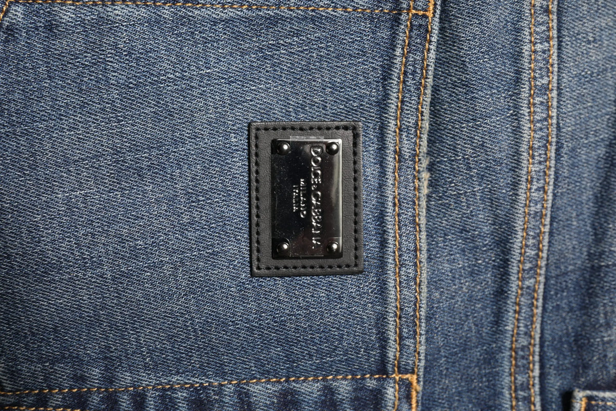 Patch en cuir noir avec clous argentés et logo embossé dolce & gabbana sur jean denim skinny bleu homme