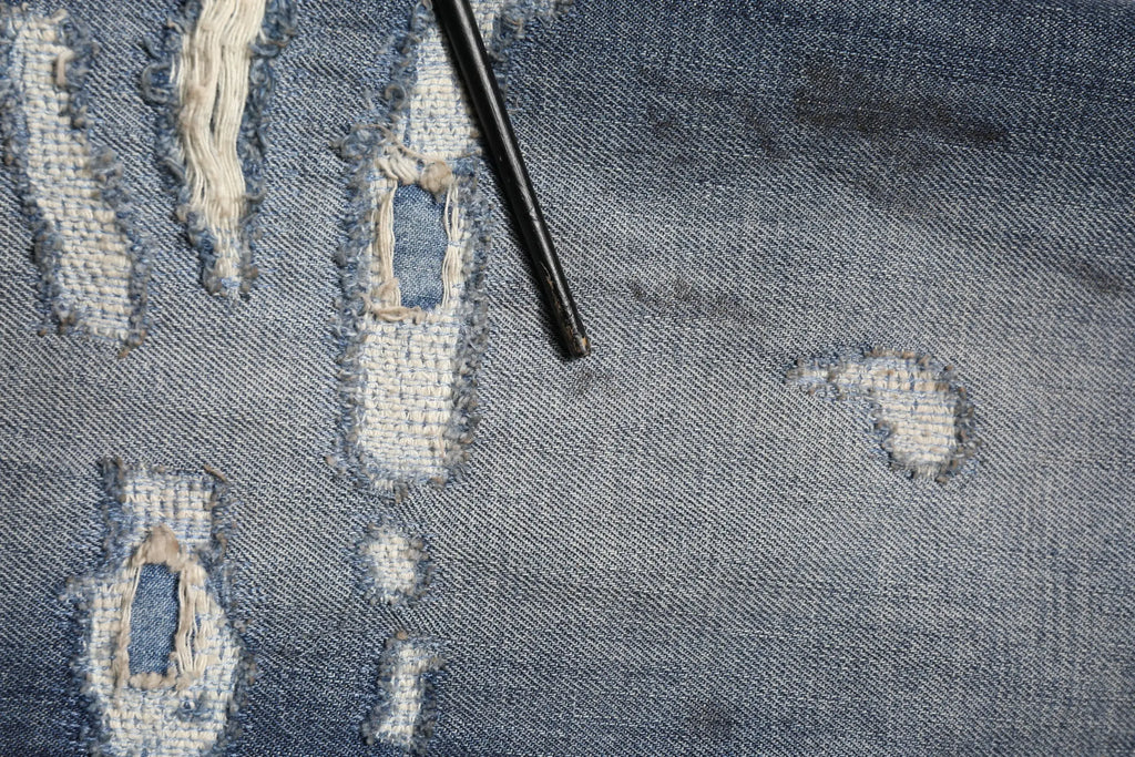 Jean homme dolce & gabbana en coton bleu délavé avec tissu denim usé, déchirures et bords effilochés