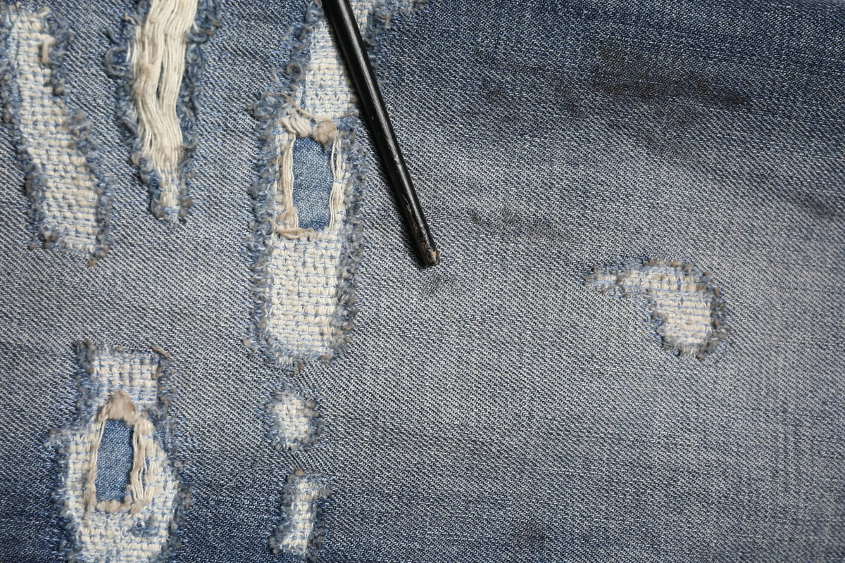 Jean homme dolce & gabbana en coton bleu délavé avec tissu denim usé, déchirures et bords effilochés