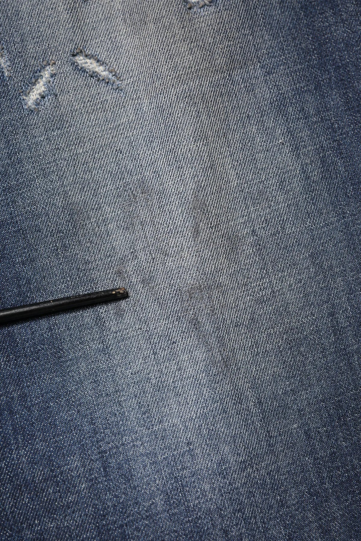 Blue denim tissu avec décoloration subtile et usure intentionnelle en haut à gauche pour jean homme dolce & gabbana