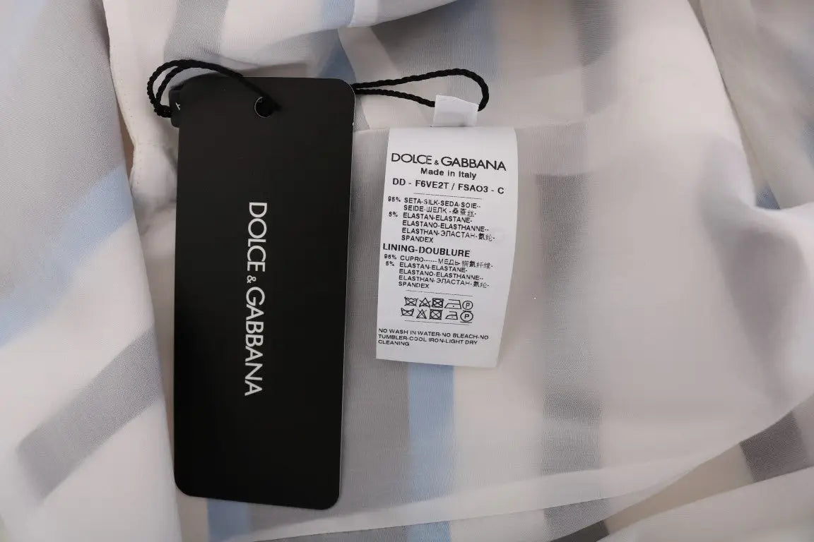 Étiquette noire dolce & gabbana avec texte blanc et lien noir pour robe shift bleu blanc rayée en soie stretch