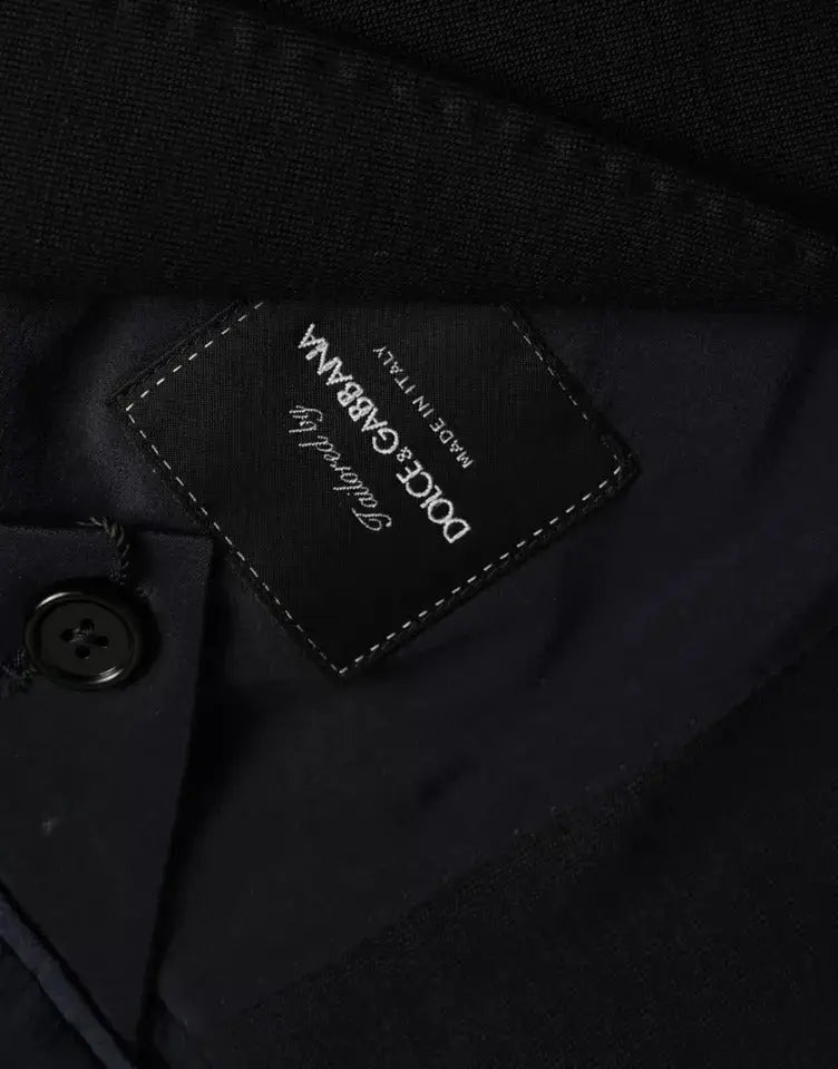 Étiquette noire dolce & gabbana avec couture blanche et texte brodé sur manteau blazer bleu en laine à simple boutonnage