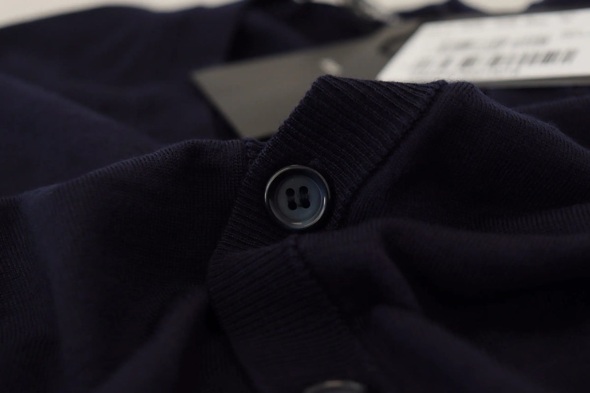 Bouton noir brillant sur le col d’un cardigan bleu marine en laine douce dolce & gabbana staff down