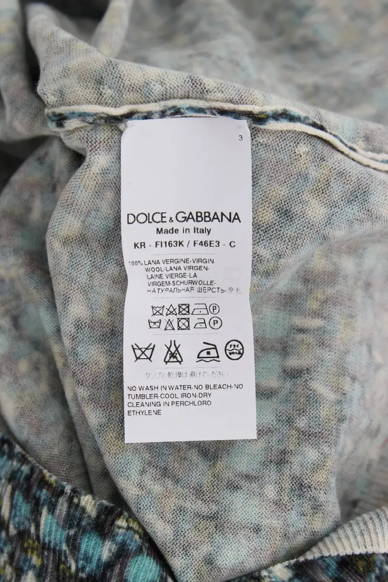 Étiquette dolce gabbana sur un pull sans manches bleu en laine à motif gris