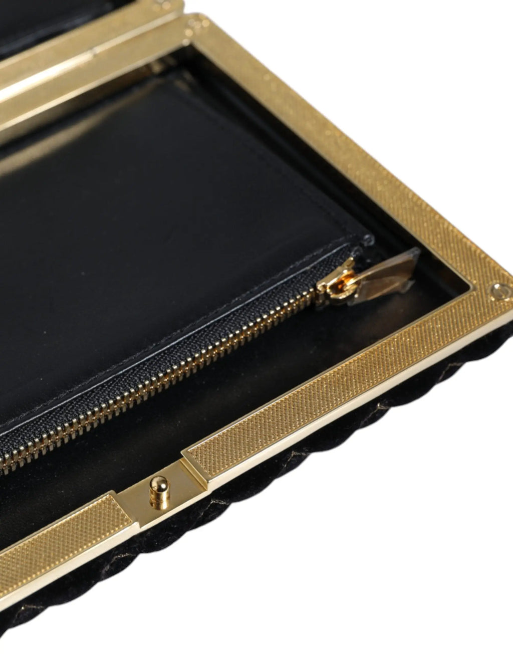Clutch noir matelassé dolce & gabbana bordeaux en velours avec cadre métallique doré et fermeture éclair