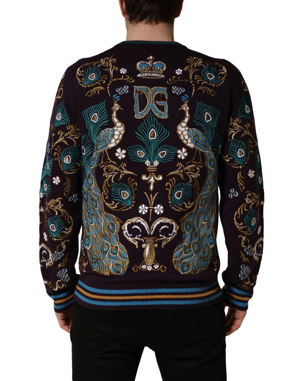 Pull dolce & gabbana bordeaux en cachemire bleu marine avec broderies paon en bleu canard or blanc et logo dg couronné
