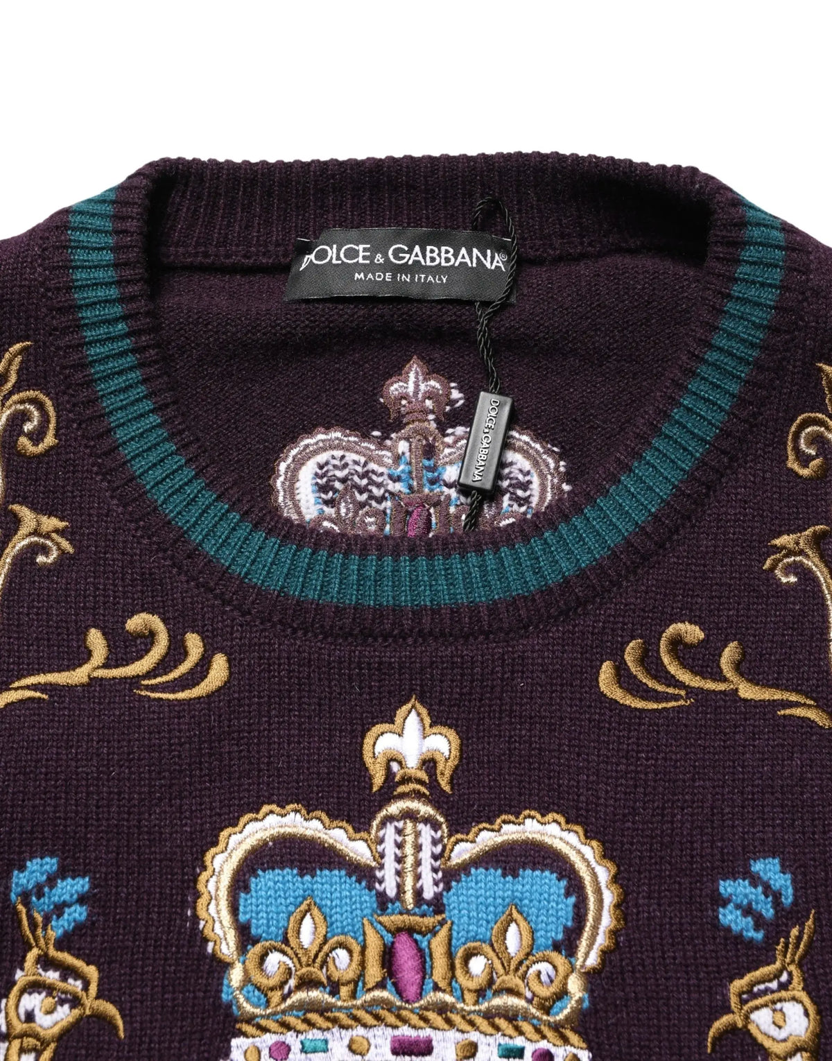Pull dolce & gabbana bordeaux en cachemire avec broderies de couronnes or bleu blanc et bordure côtelée sarcelle