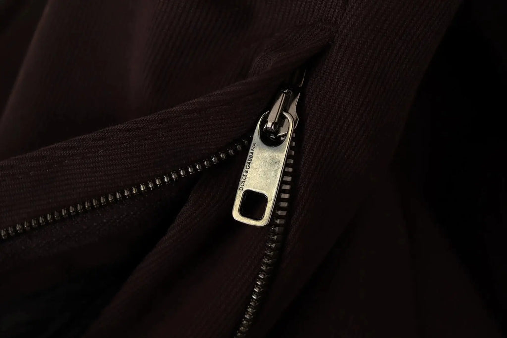 Fermeture éclair en métal argenté avec dolce gabbana gravé sur tissu marron foncé du pantalon skinny en coton bordeaux