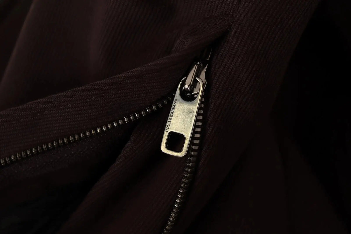 Fermeture éclair en métal argenté avec dolce gabbana gravé sur tissu marron foncé du pantalon skinny en coton bordeaux