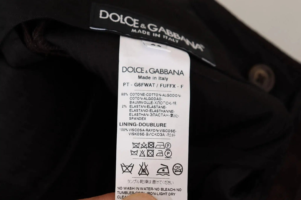 Étiquette de vêtement noire dolce & gabbana indiquant pantalon skinny bordeaux en coton stretch 98% coton 2% élasthanne