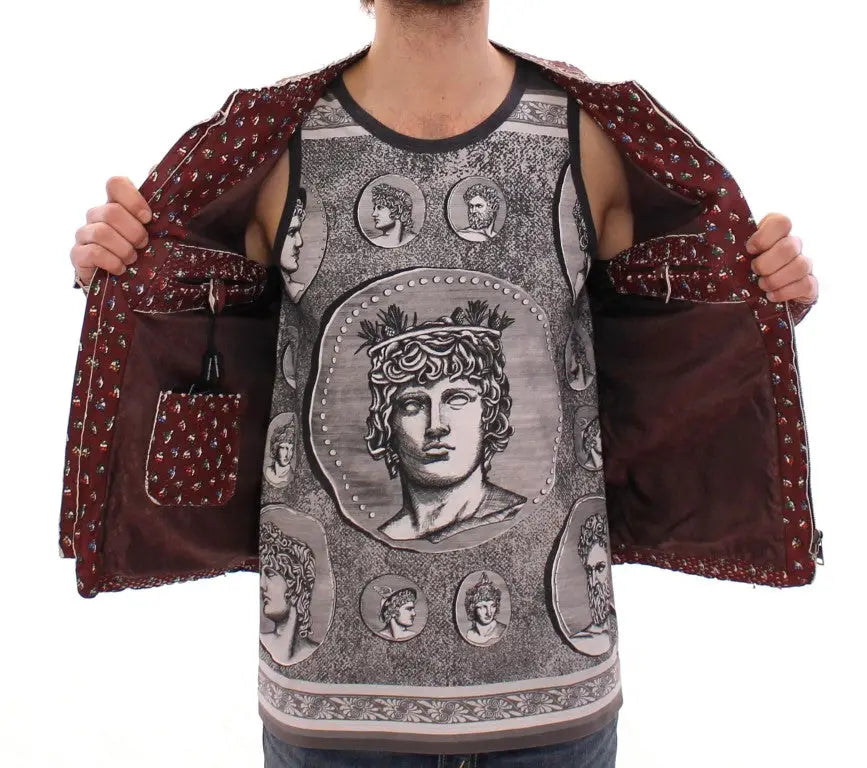 Veste dolce & gabbana bordeaux en cuir avec motif boxeur portée sur débardeur assorti avec portrait classique