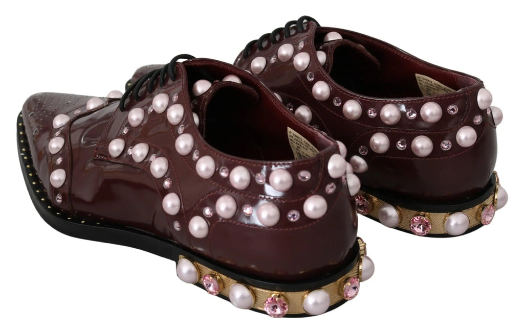 Dolce & gabbana bordeaux chaussures formelles en cuir verni bordeaux ornées de perles blanches et cristaux roses