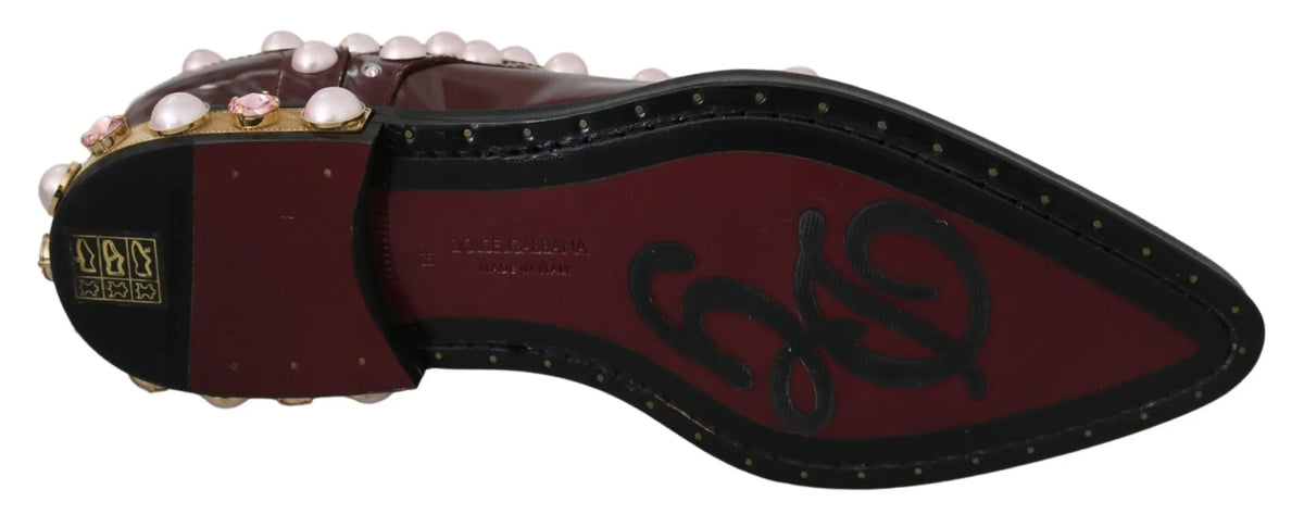 Chaussure formelle en cuir bordeaux dolce & gabbana avec bout pointu ornée de perles et hardware doré au talon