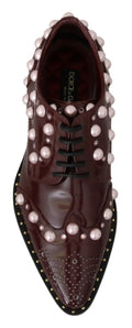 Chaussures formelles dolce & gabbana en cuir bordeaux verni ornées de perles blanches et clous argentés