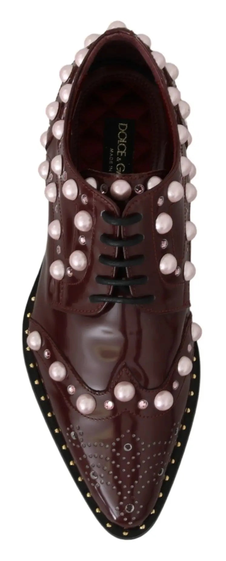 Chaussures formelles dolce & gabbana en cuir bordeaux verni ornées de perles blanches et clous argentés